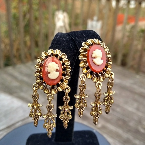 Mid-Century CELEBRITY Antiqued Gold Molded Cameo Clip On Dangle Earrings VINTAGE - Picture 5 of 8
